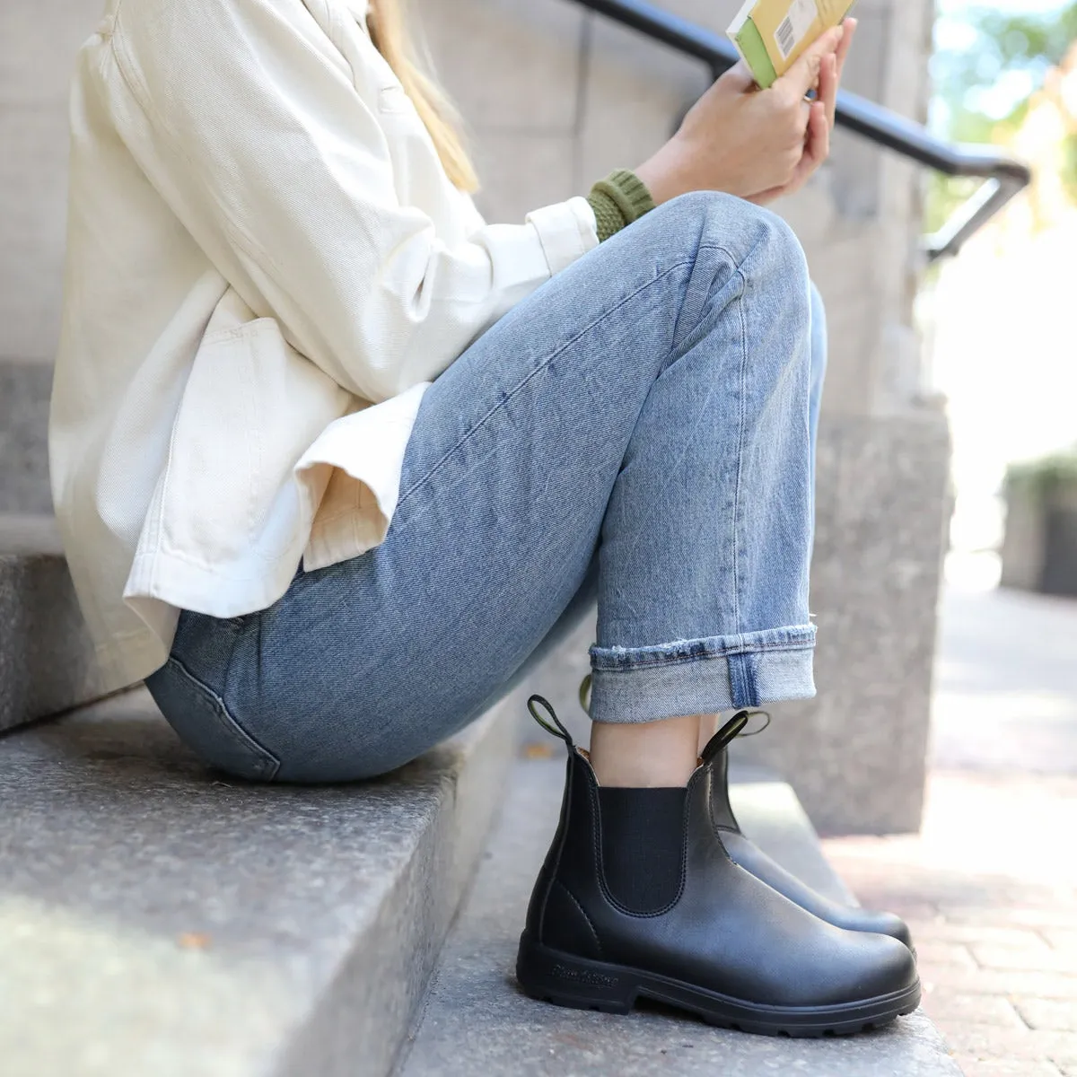 2115 Chelsea Boot in Black from Blundstone desert cool