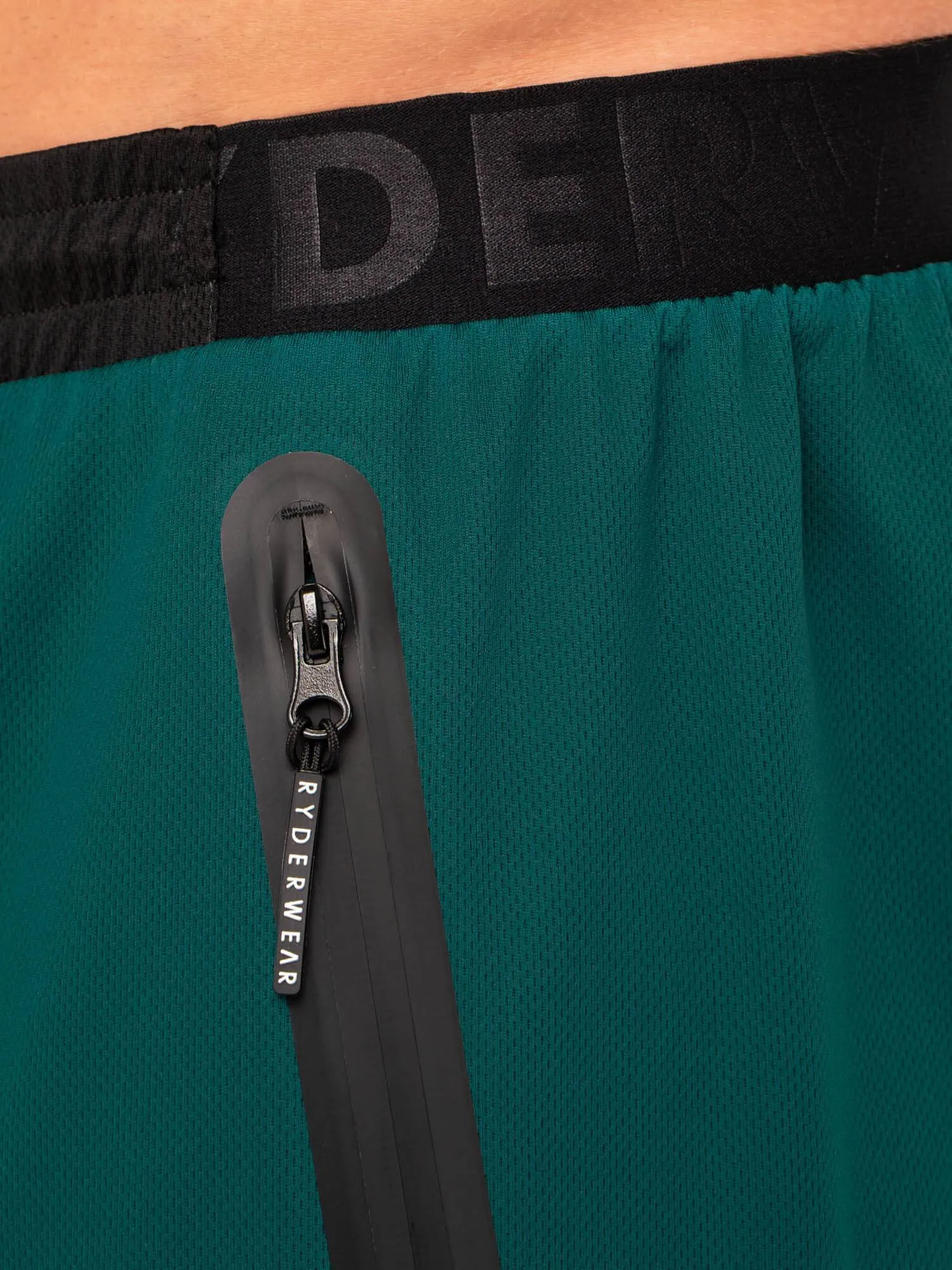 Action Mesh Short - Emerald training clothes