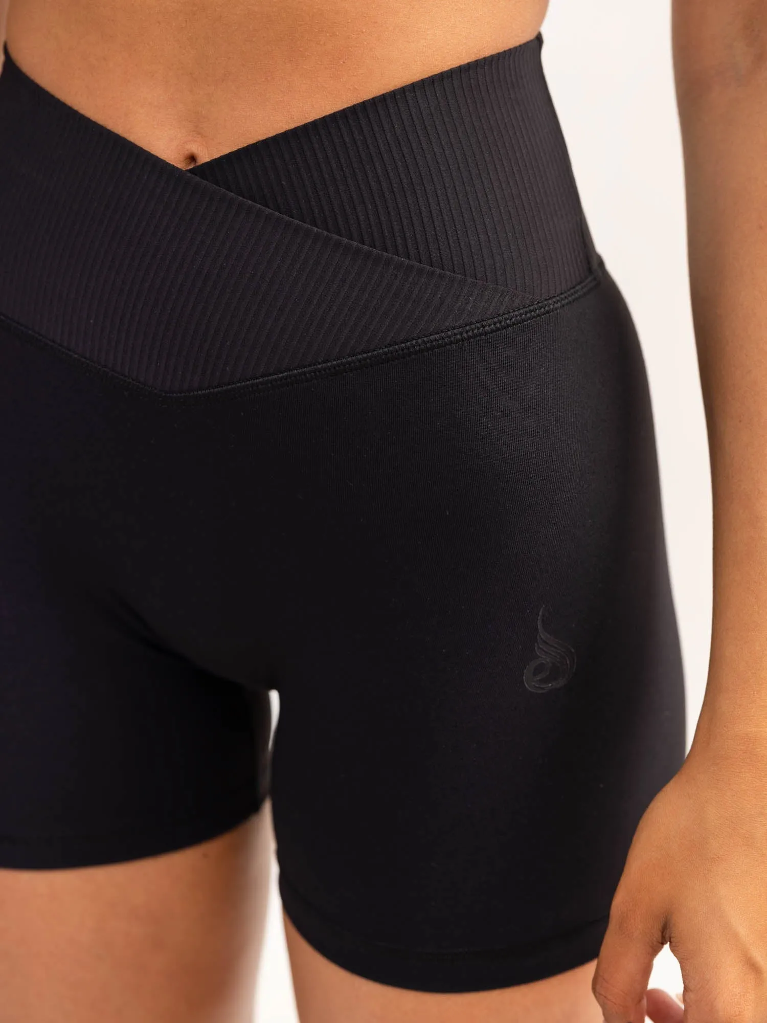 Activate Cross Over Scrunch Shorts - Black endurance gear