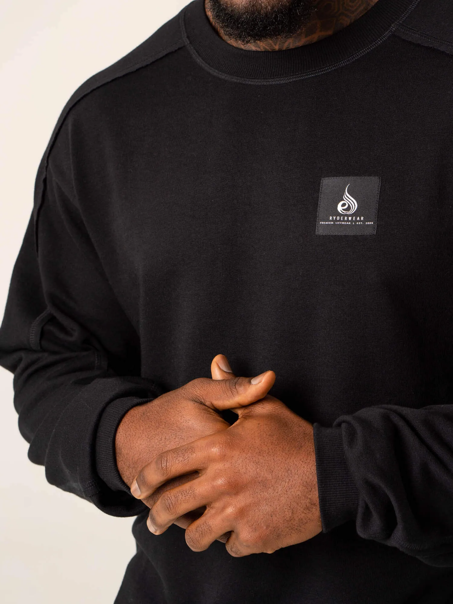 Dynamic Pullover Jumper - Black travel style