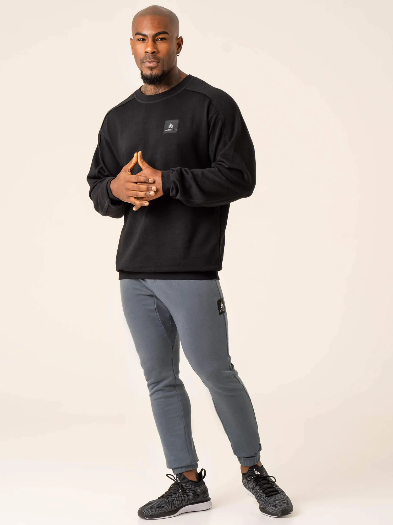 Dynamic Pullover Jumper - Black travel comfort