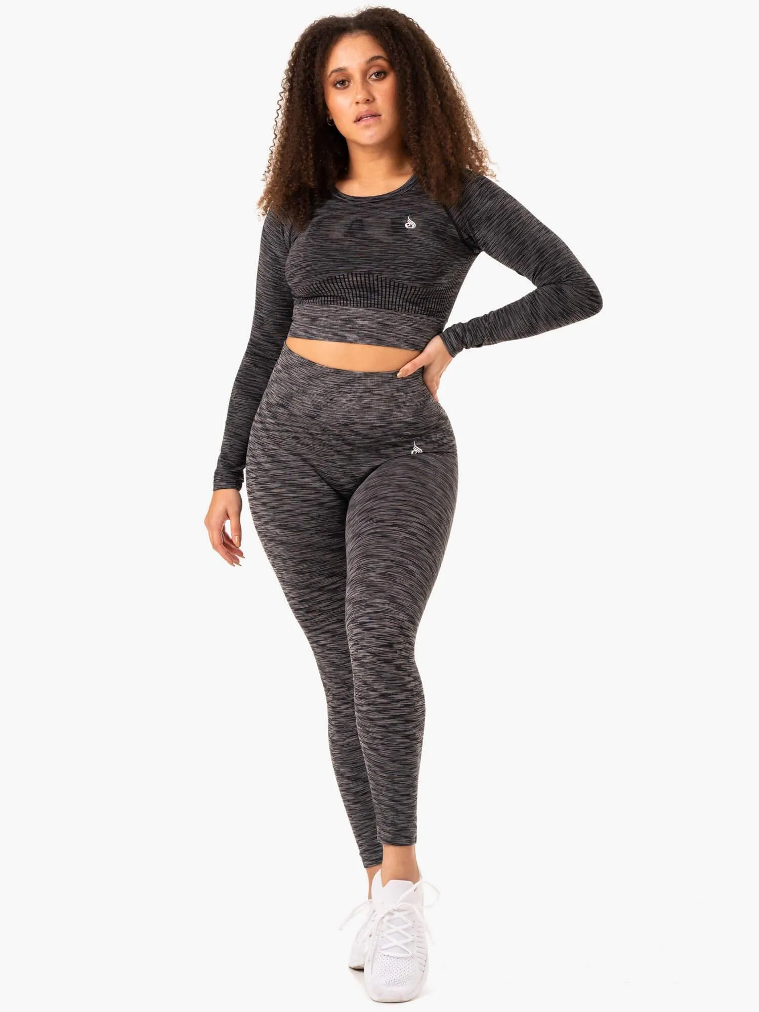 Evolve Seamless Long Sleeve Top - Black dynamic vibe