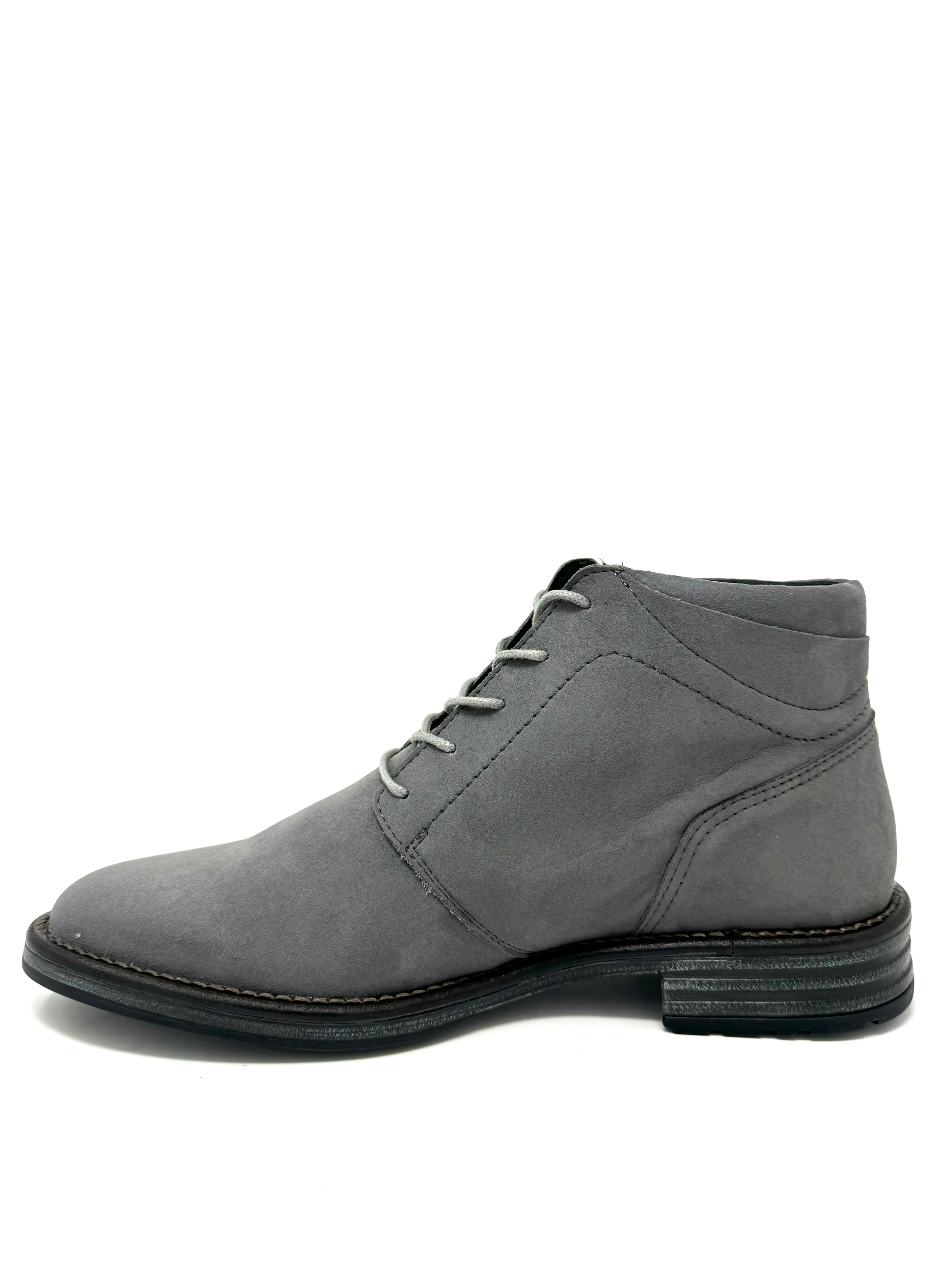 Fernando Boot in Grey Suede from Novacas mud guard