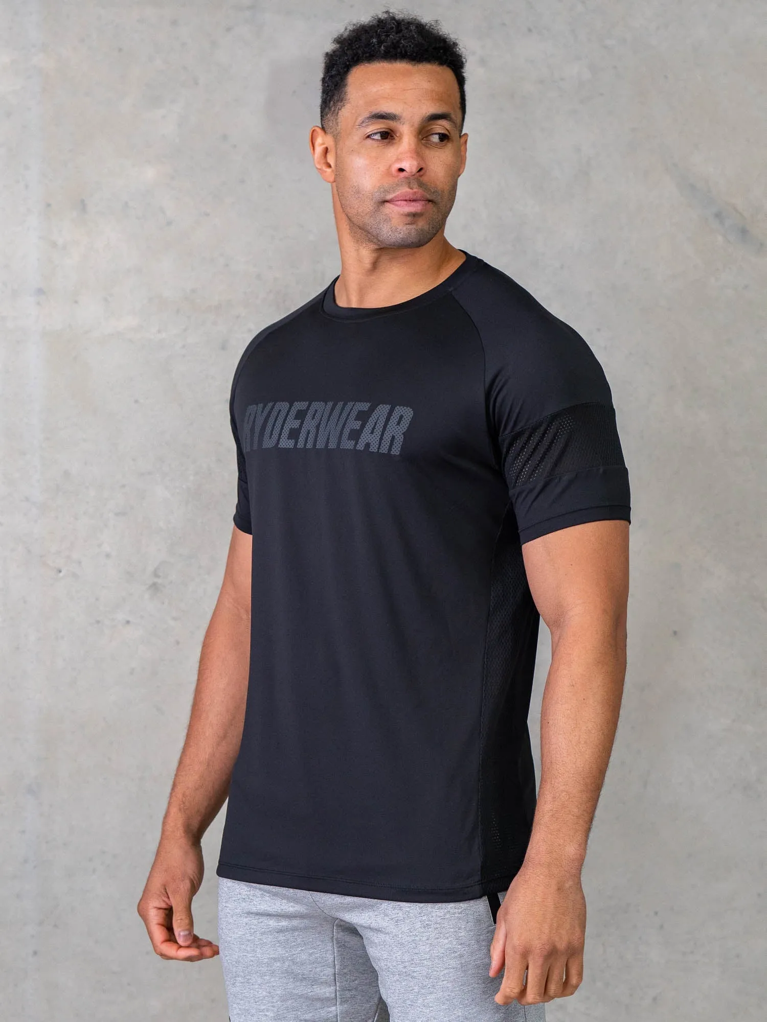 Flex Mesh T-Shirt - Black trendy fit