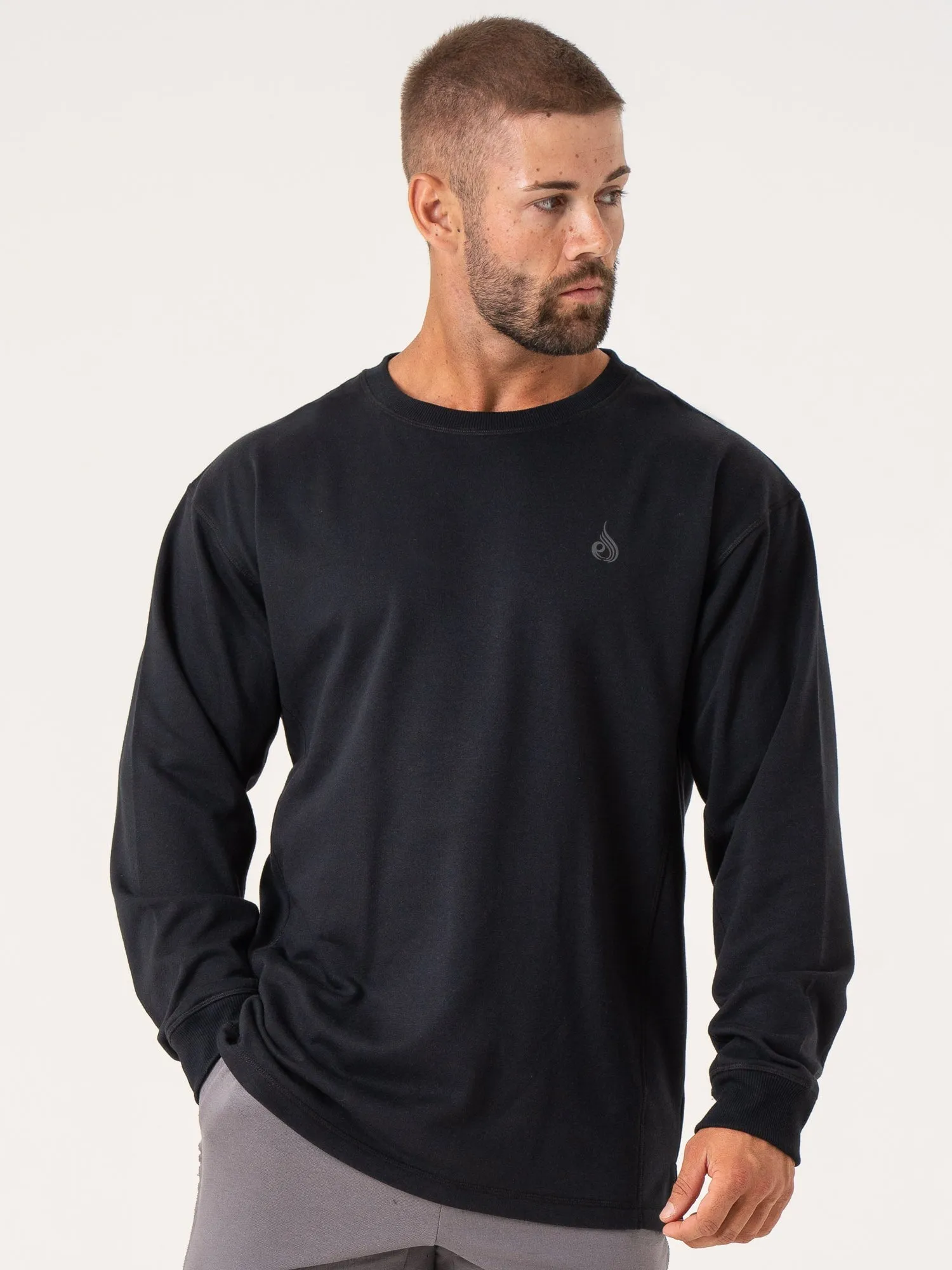 Force Crew Neck - Black trendy look