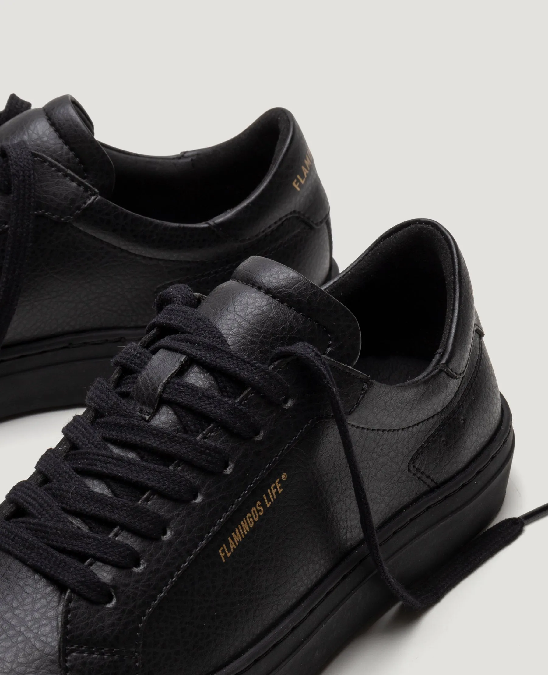 Hampton Court in Black from Flamingos Life Power Grip