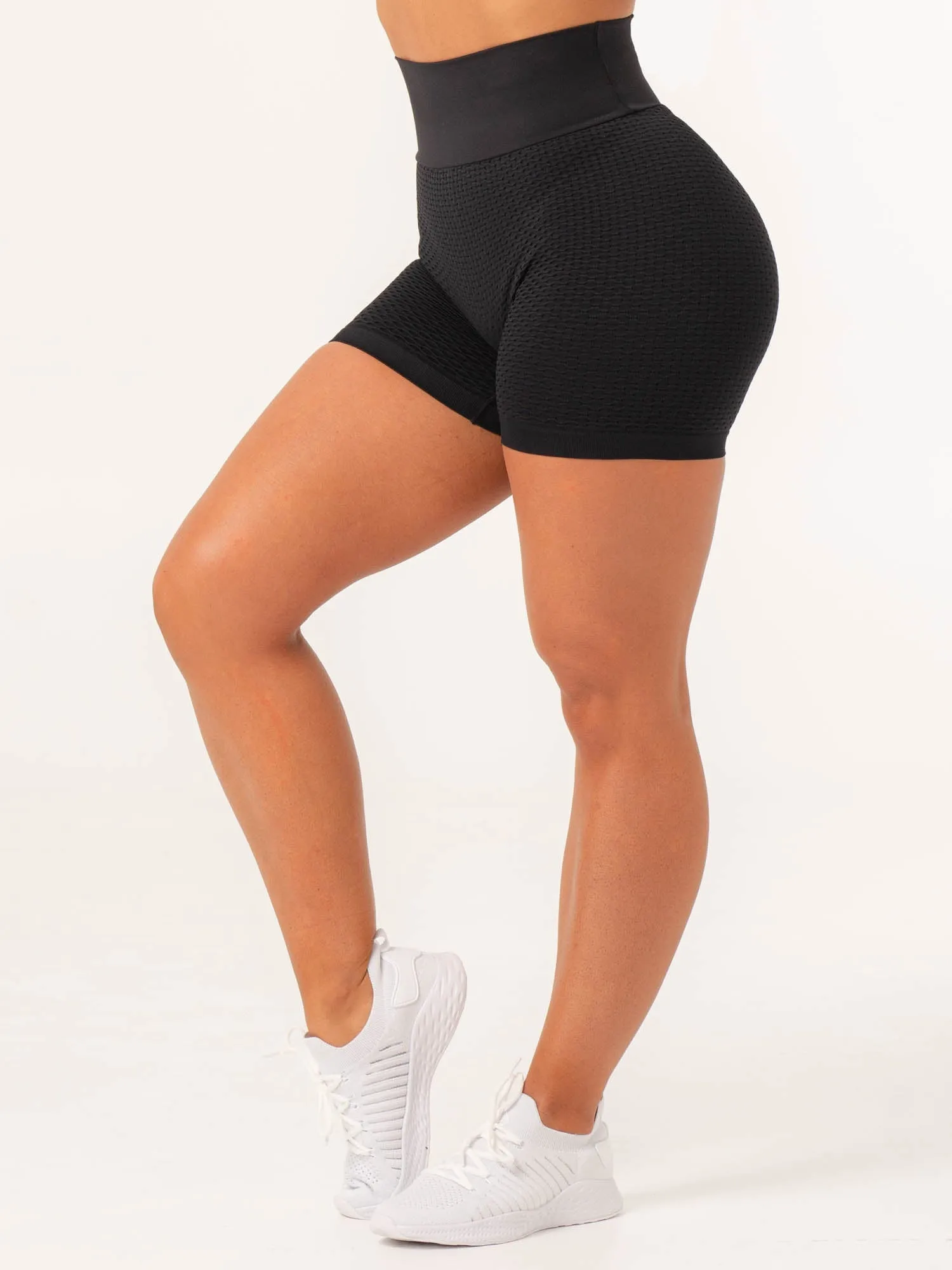 Honeycomb Scrunch Seamless Shorts - Black layered protection