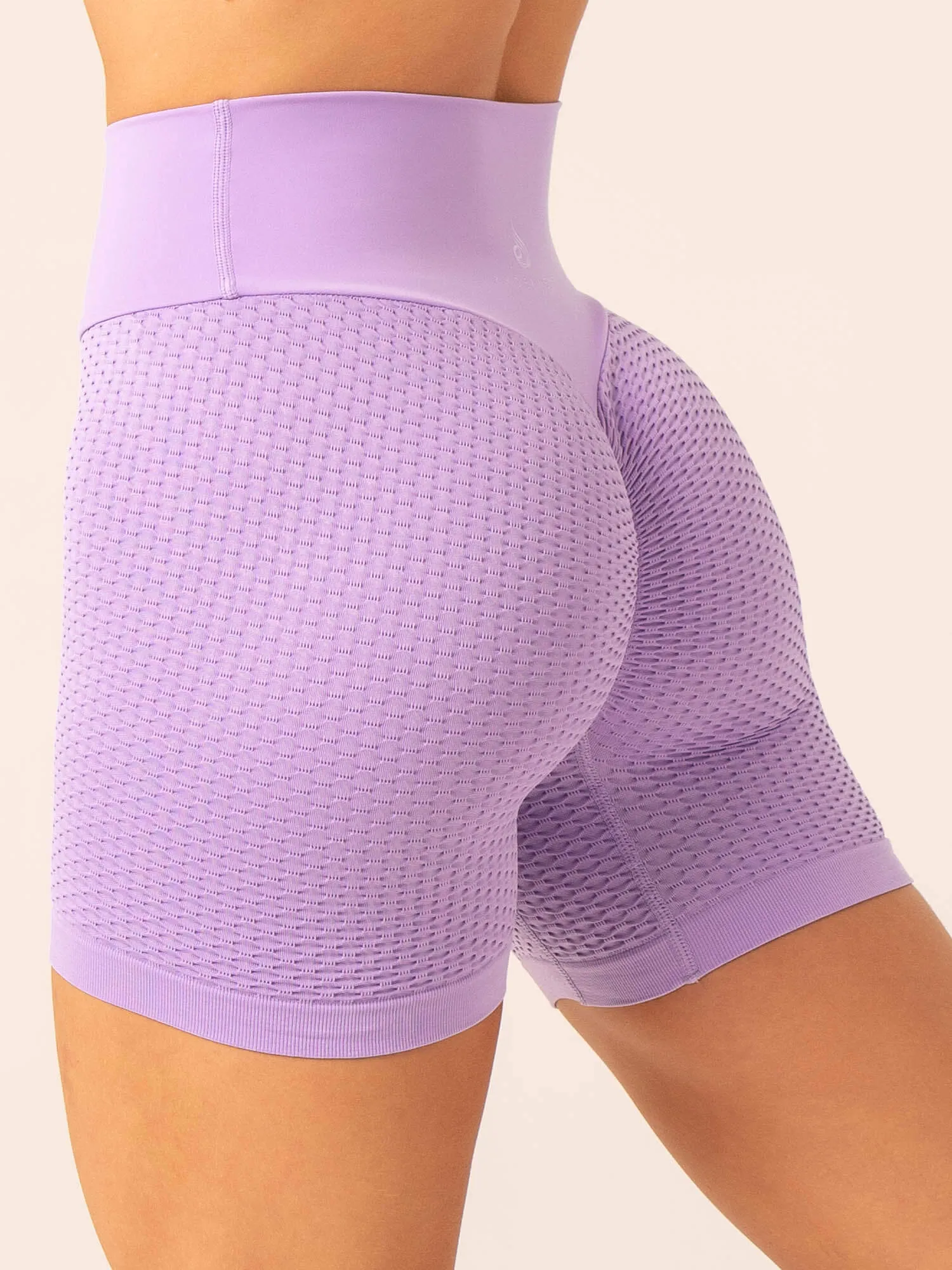 Honeycomb Scrunch Seamless Shorts - Lavender minimalist outfit