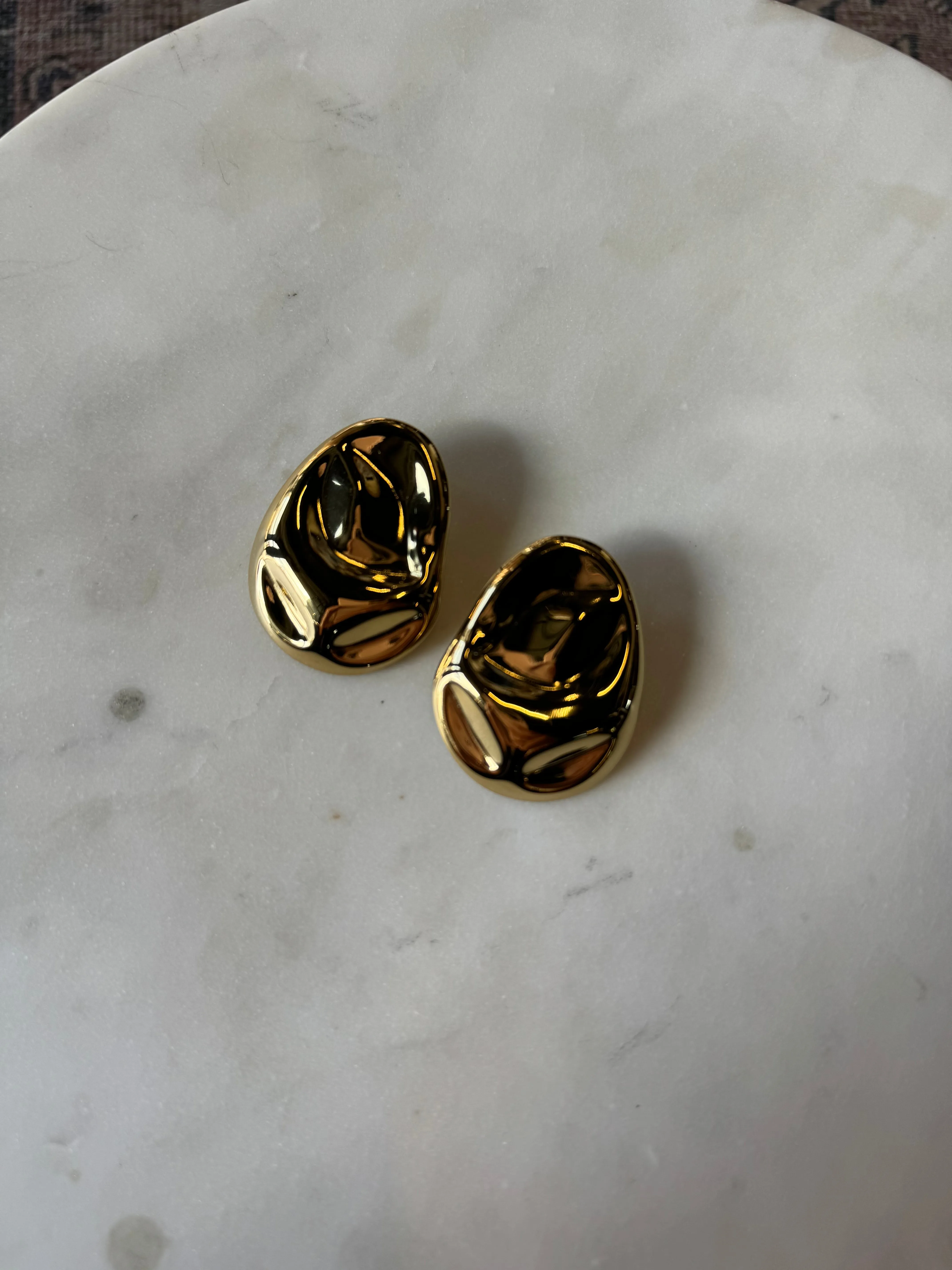Large Oval Earring Gold fine detail