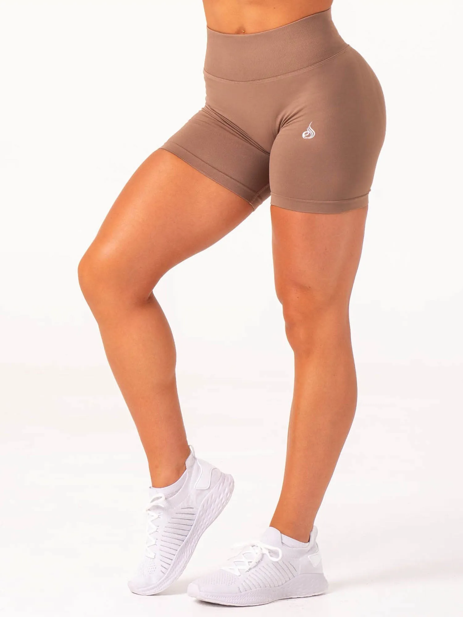 Lift Scrunch Shorts - Almond athletic fit