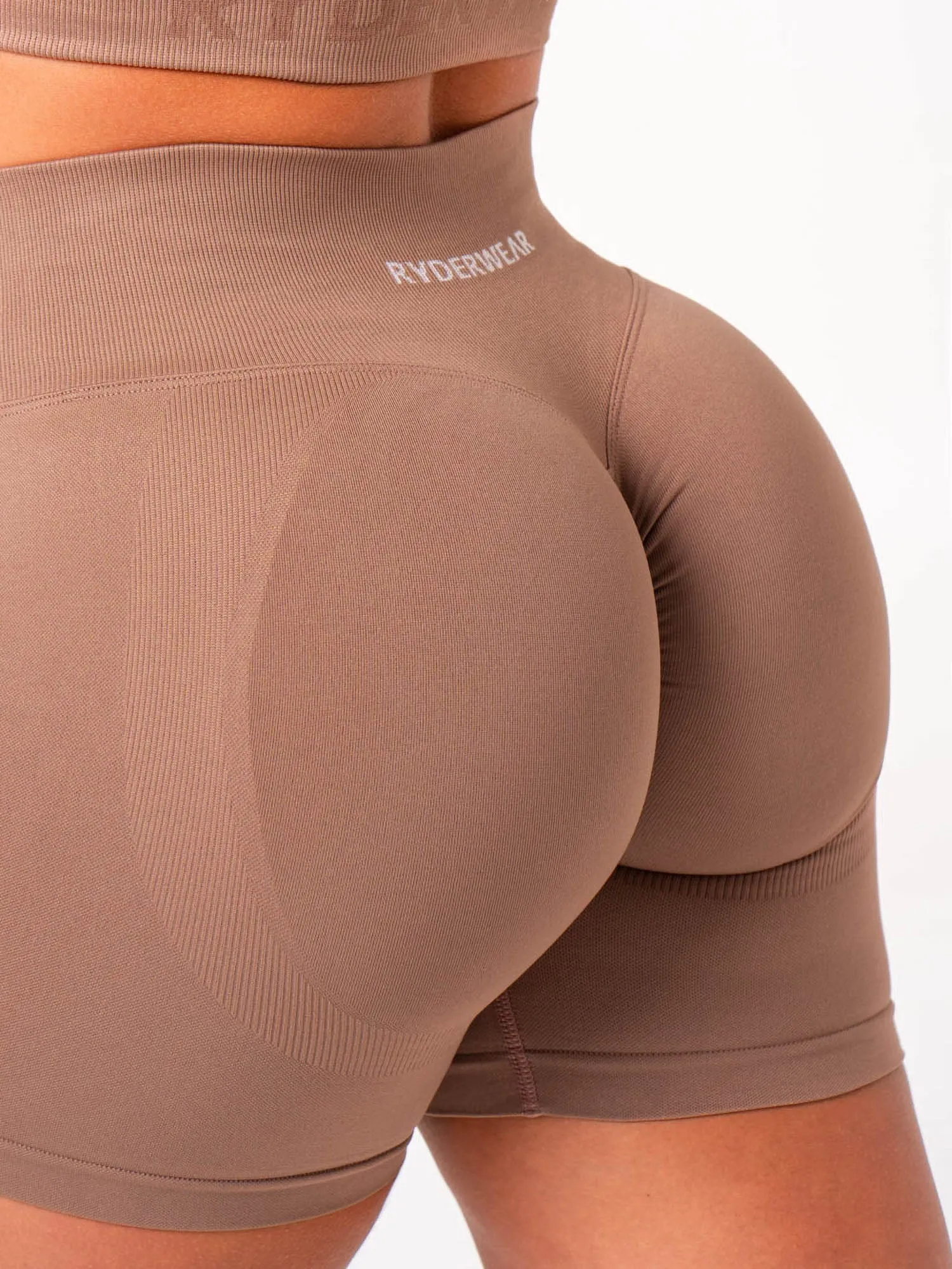 Lift Scrunch Shorts - Almond minimalist outfit