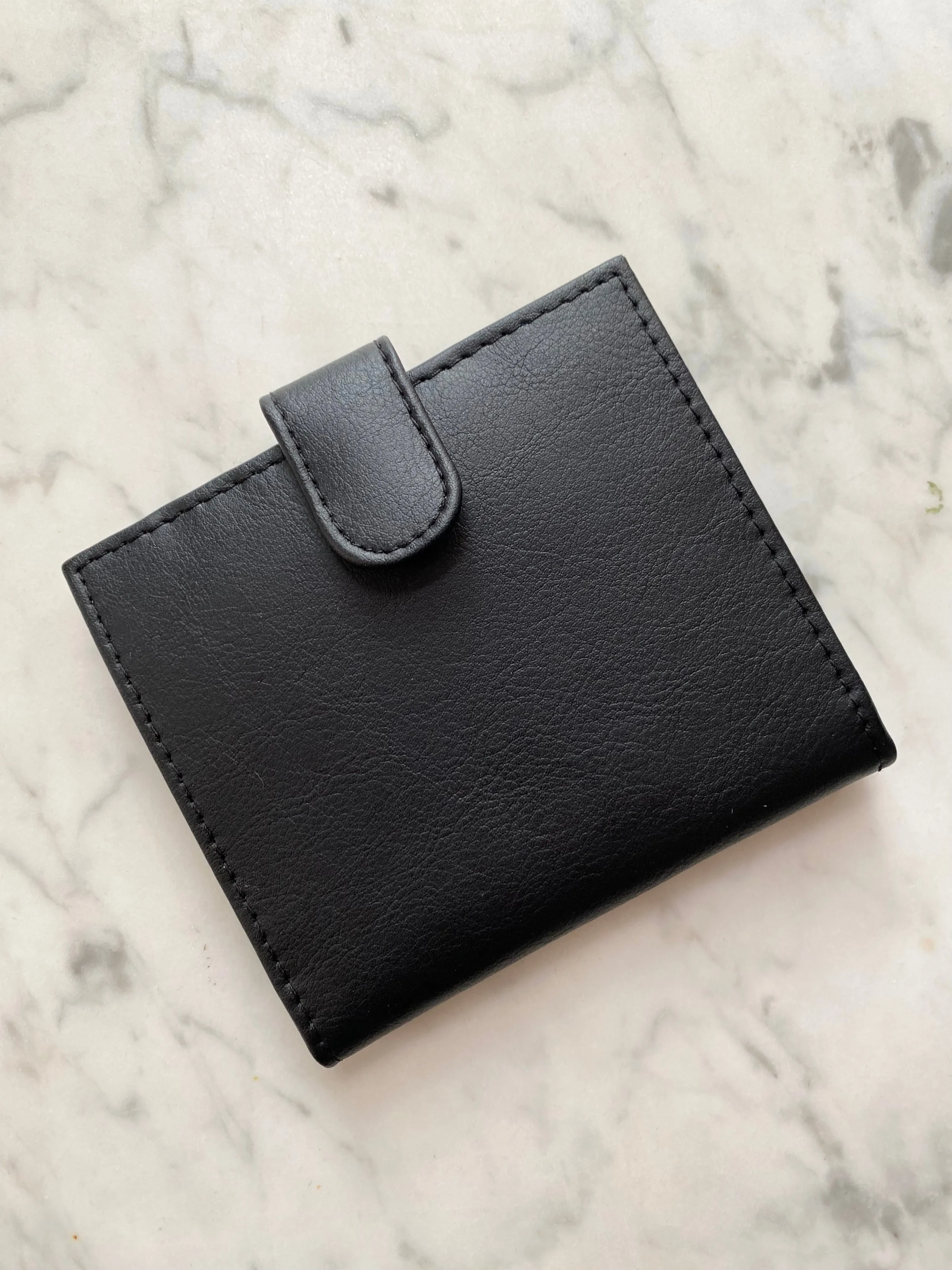Lilas Wallet in Black from Novacas grab ease