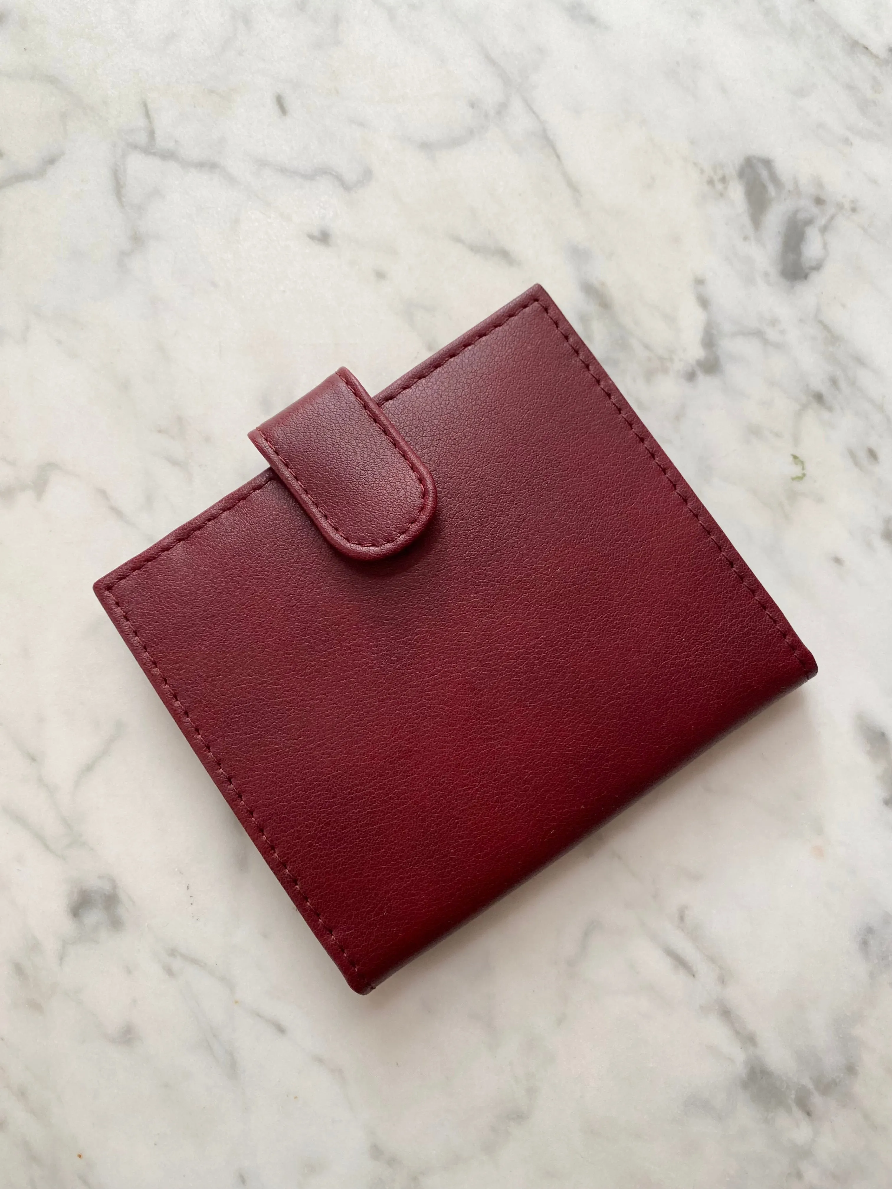 Lilas Wallet in Bordeaux from Novacas neat pocket