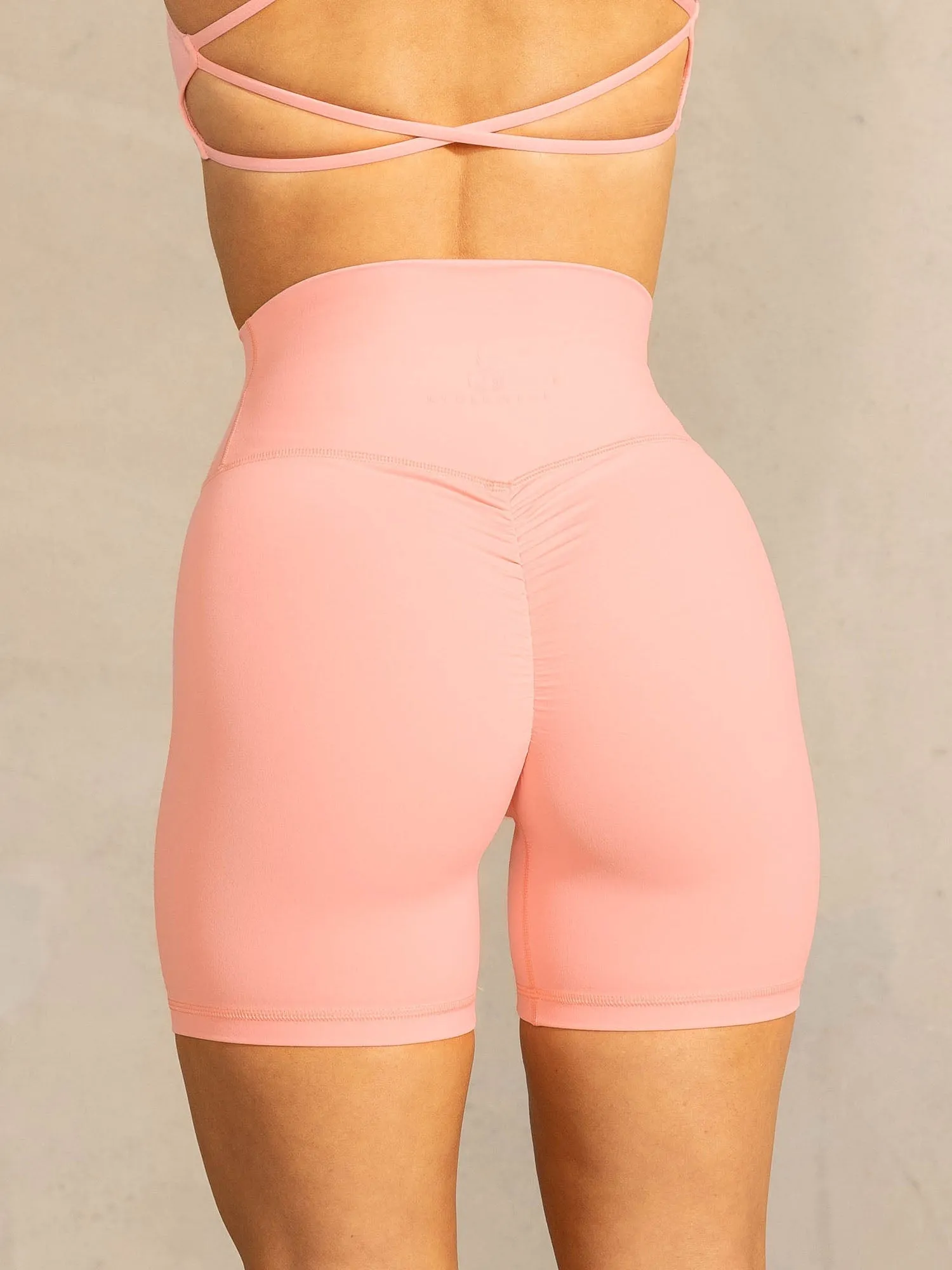 NKD High Waisted Scrunch Shorts - Pink body heat