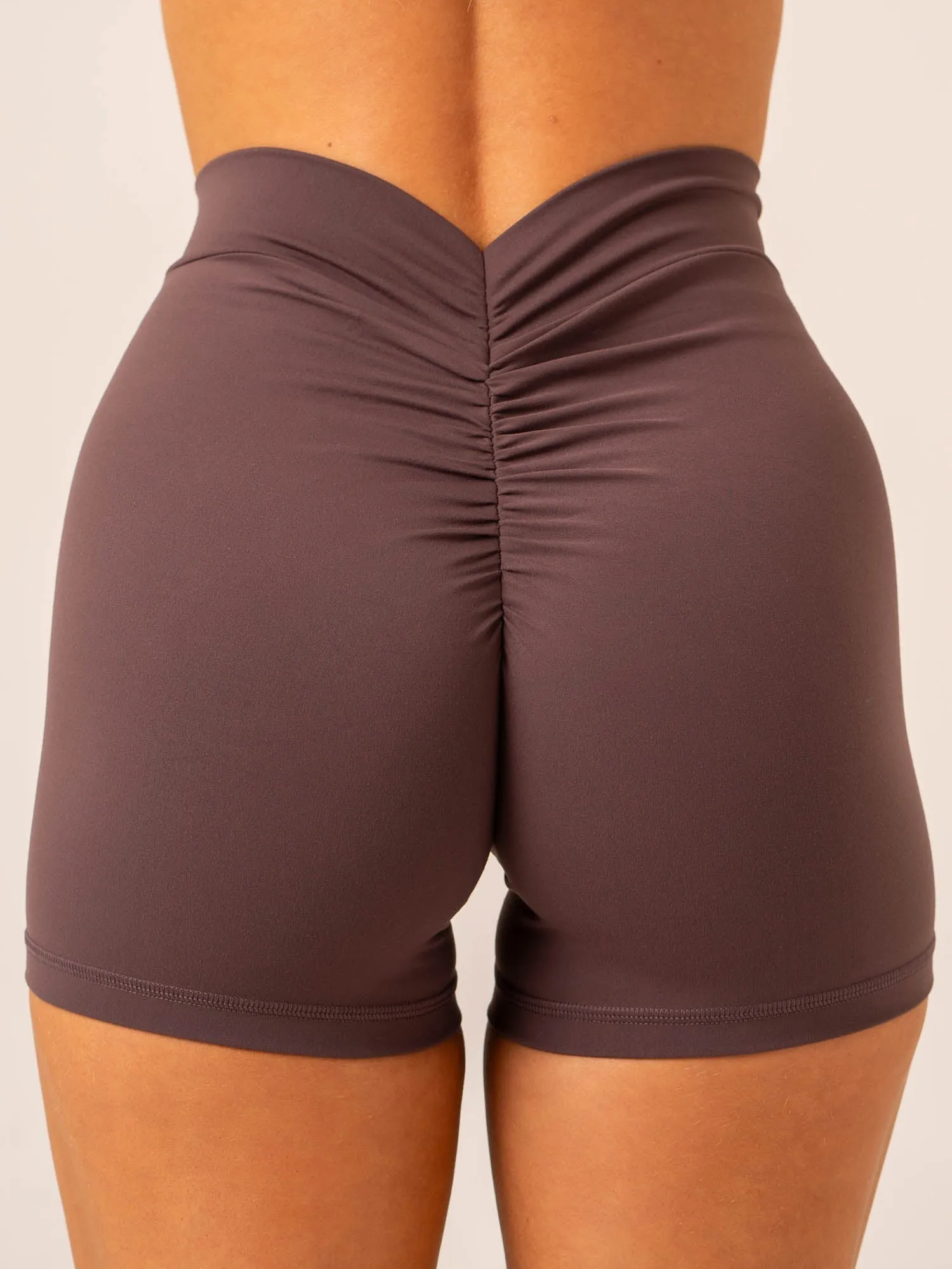 NKD V Scrunch Shorts - Plum sweat absorption