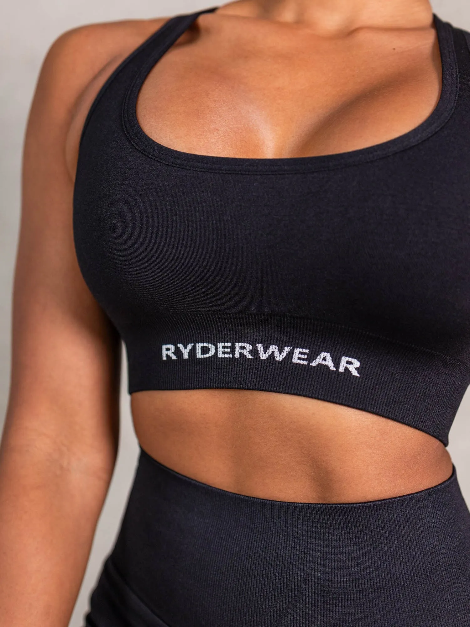 NRG Seamless Scoop Neck Sports Bra - Black light breathable