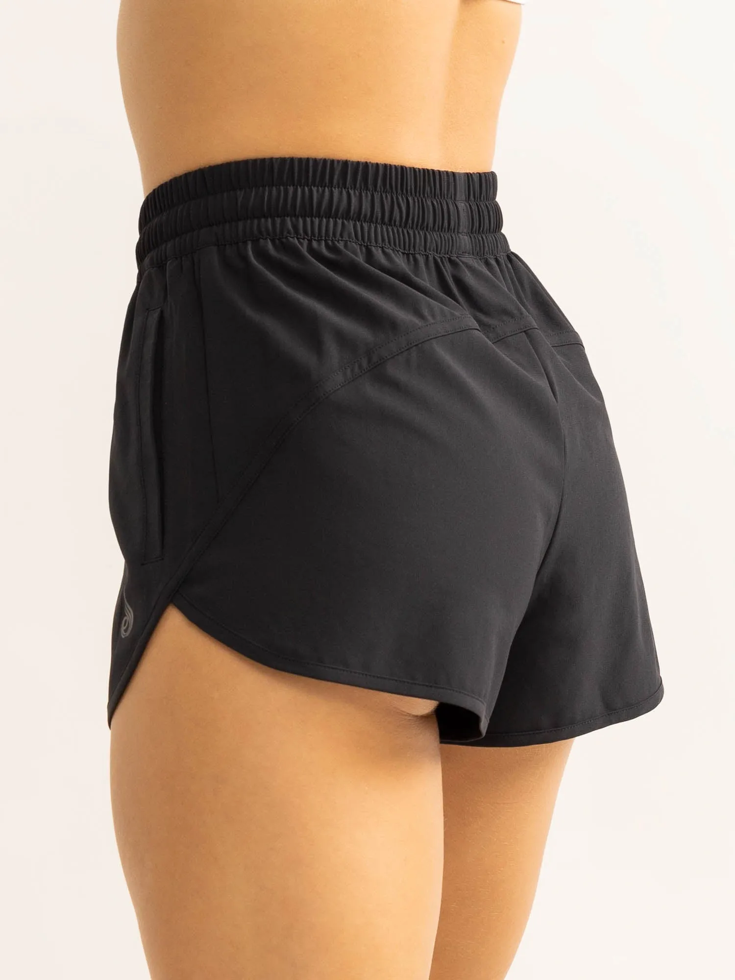 Persist Training Shorts - Black body cooling