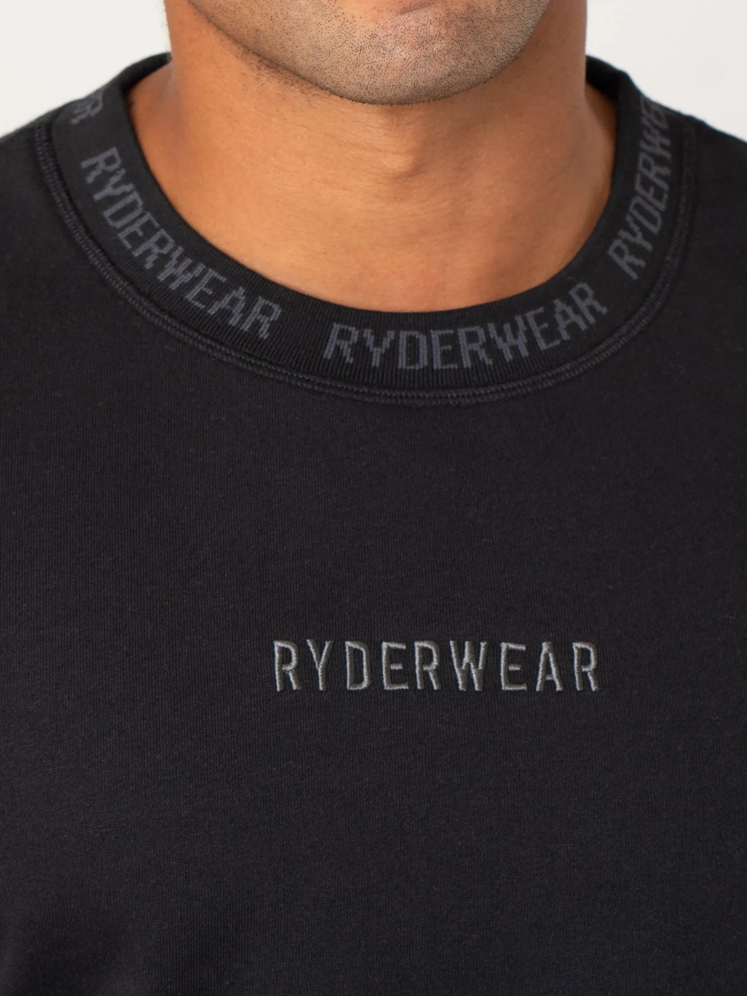 Pursuit Fleece T-Shirt - Black casual elegance