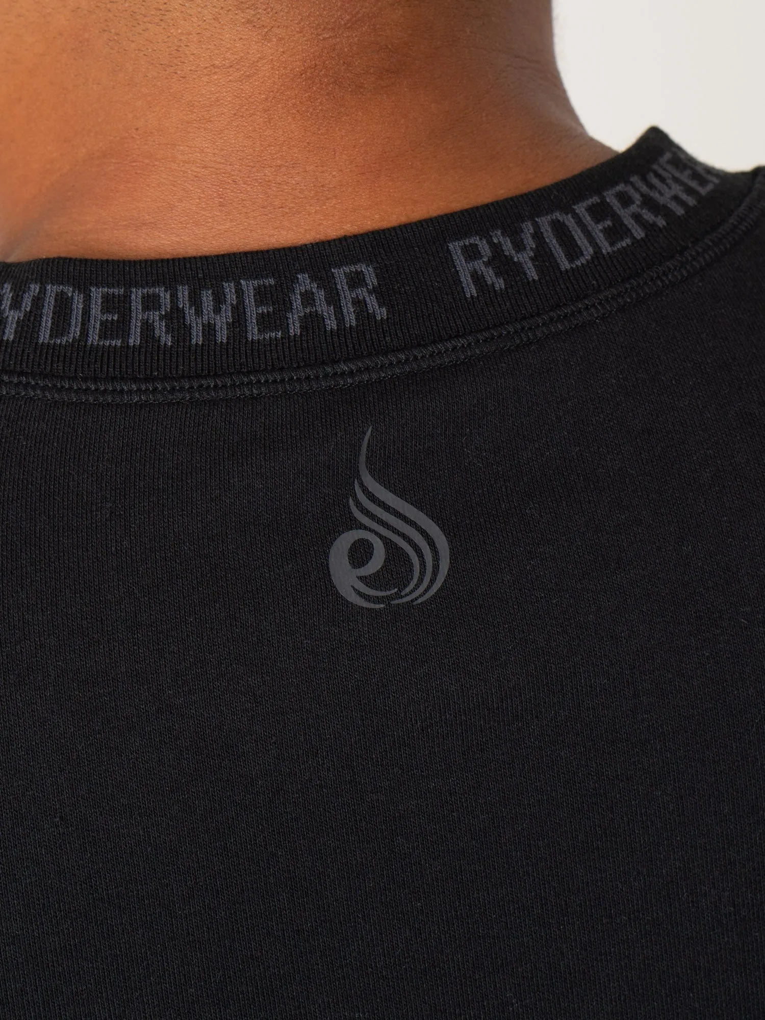 Pursuit Fleece T-Shirt - Black breathable design