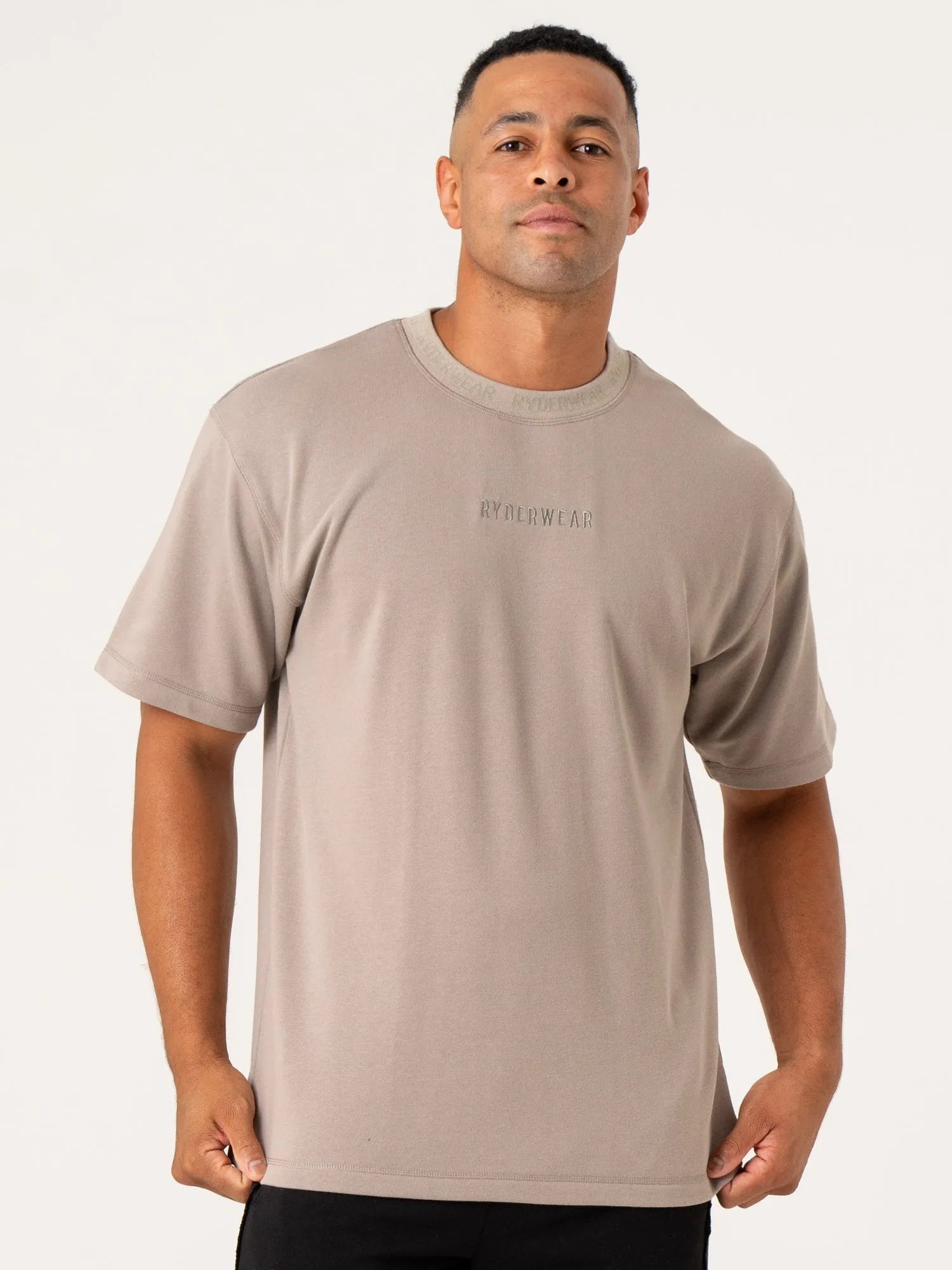 Pursuit Fleece T-Shirt - Taupe travel attire