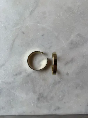 Ribbed Hoops subtle shine