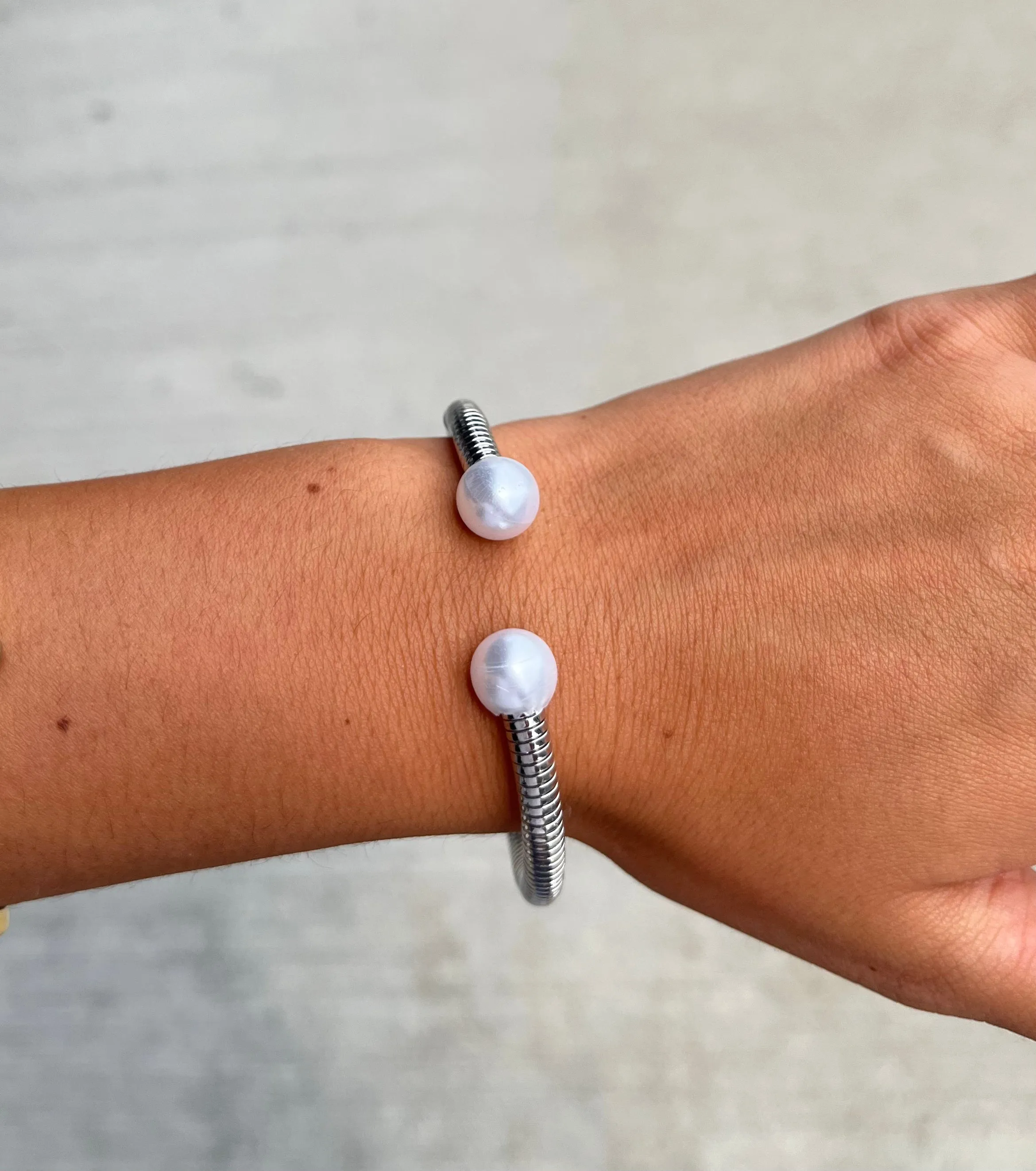 Silver Pearl Bracelet luxury hint