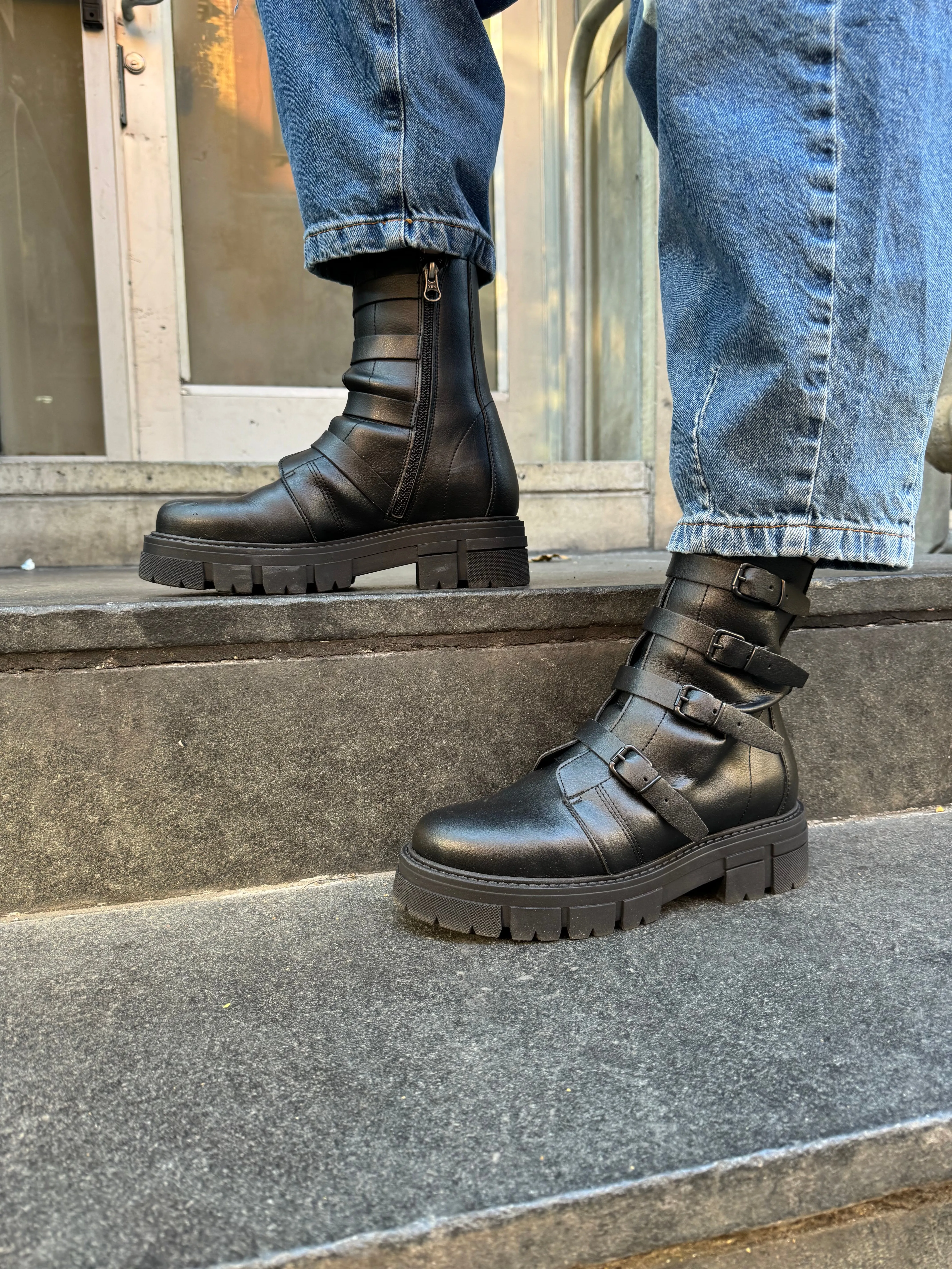 Stewie Buckle Boot in Black from Novacas cloud ride